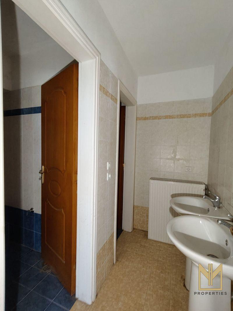 Photo 16,Μπάνιο,ΠΏΛΗΣΗ,Επαγγελματικό,Γραφείο,204τ.μ,€320,000,Σαρωνίδα